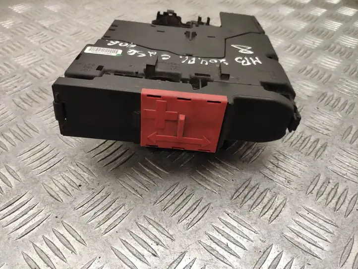 Mercedes-Benz C W204 (2007 - 2014)  A2075400740 Узел подключения плюсовых проводов