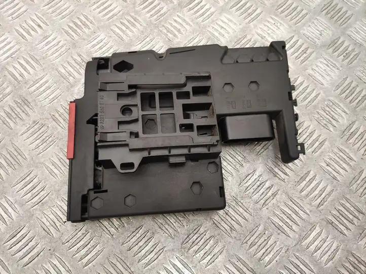 Mercedes-Benz C W204 (2007 - 2014)  A2075400740 Узел подключения плюсовых проводов