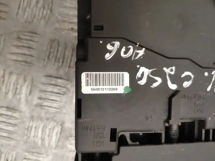 Mercedes-Benz C W204 (2007 - 2014)  A2075400740 Узел подключения плюсовых проводов