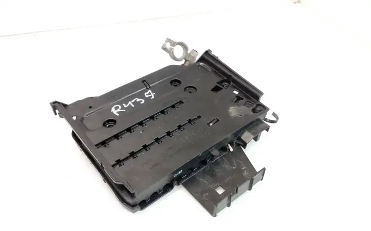 Ford Focus (2011 - 2015)  AV6T14A067BB Узел подключения плюсовых проводов