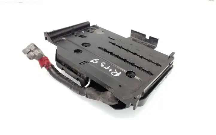 Ford Focus (2011 - 2015)  AV6T14A067BB Узел подключения плюсовых проводов