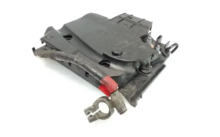 Ford Focus (2011 - 2015)  AV6T14A067BB Узел подключения плюсовых проводов