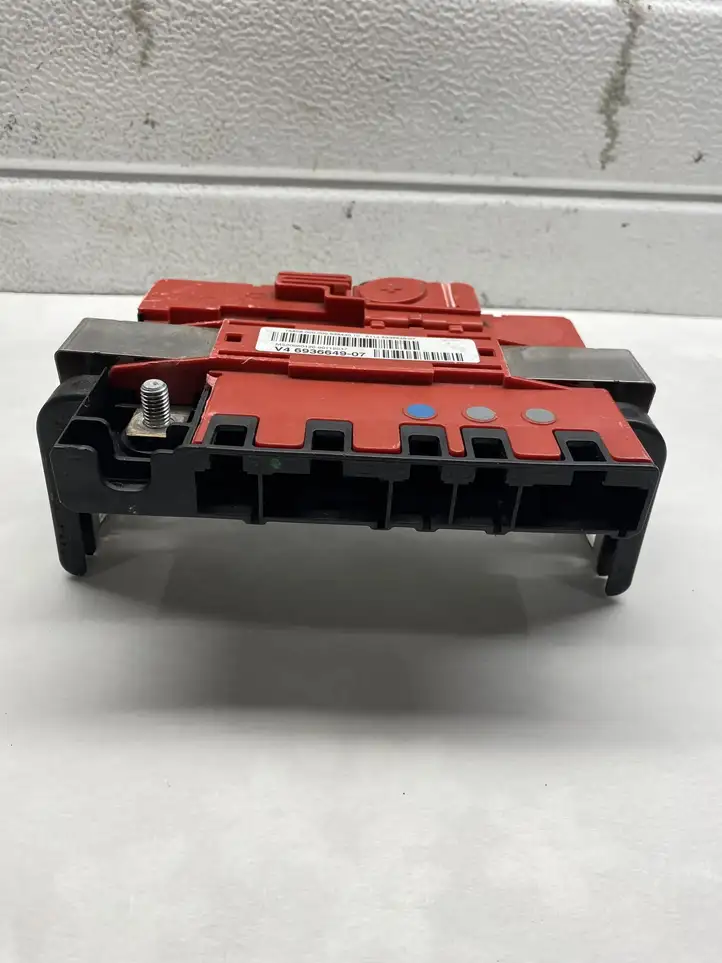 BMW 1 E81 E87 (2004 - 2011)  693664907 Узел подключения плюсовых проводов