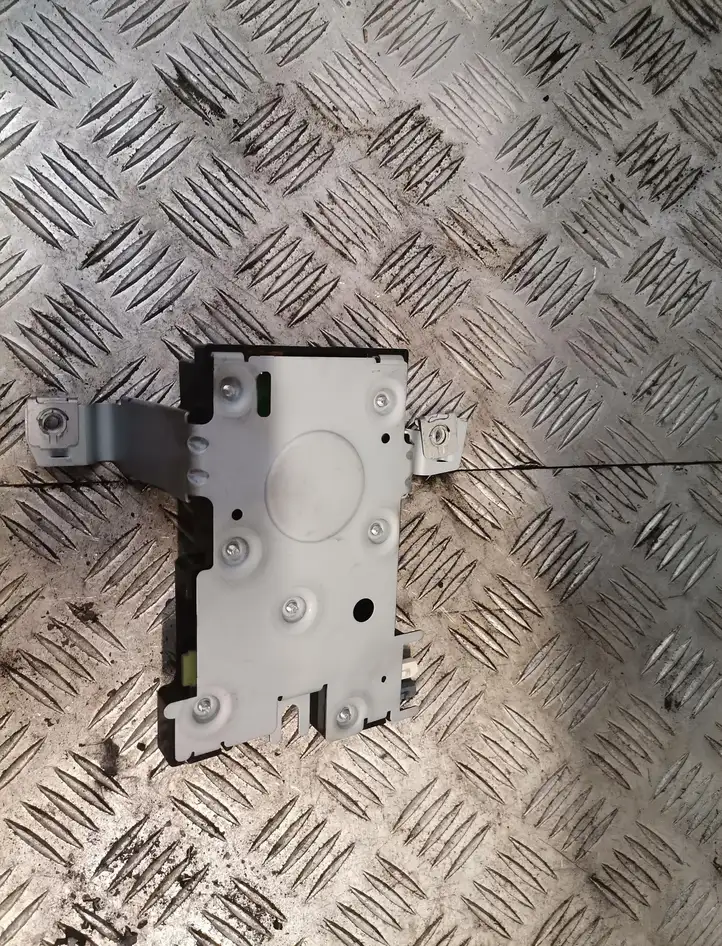 Audi A3/S3 8L (1996 - 2000) Усилитель антенны — фото 2