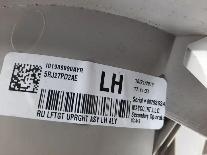 Chrysler Pacifica (2016 - ) 5RJ27PD2AE Обшивка багажника — фото 3