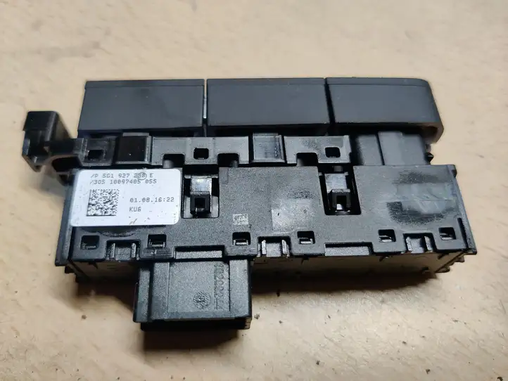 Volkswagen Golf VII (2013 - 2019) 5G1927238E Кнопка парктроника — фото 2