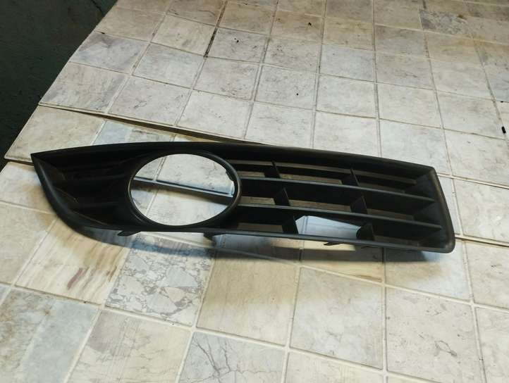 Volkswagen PASSAT B6 (2005 - 2010)  3C0853666A Декоративная решётка противотуманной фары