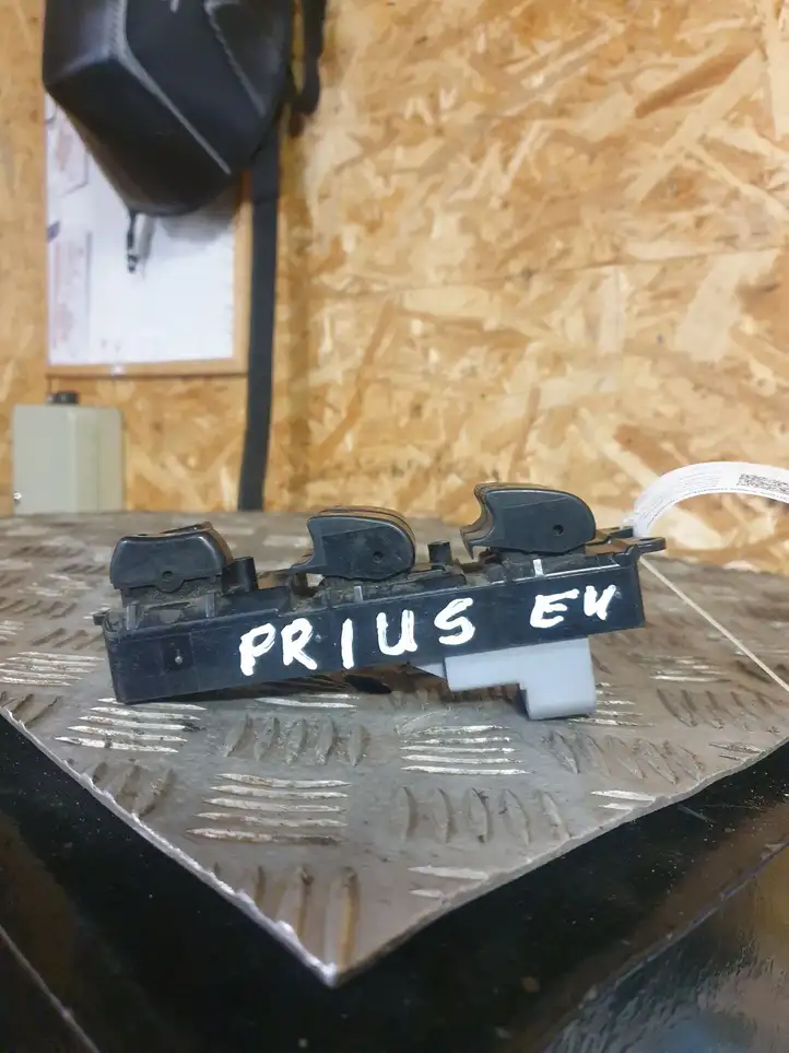 Toyota Prius (XW20) (2003 - 2009) 8482047021 Блок кнопок стеклоподъемников — фото 2