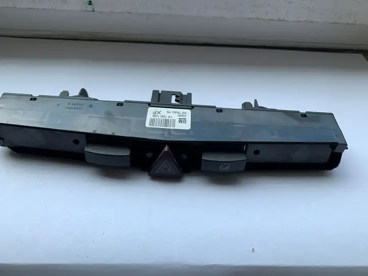 Opel Astra H (2004 - 2009) 13100105 Включатель аварийных фонарей — фото 1