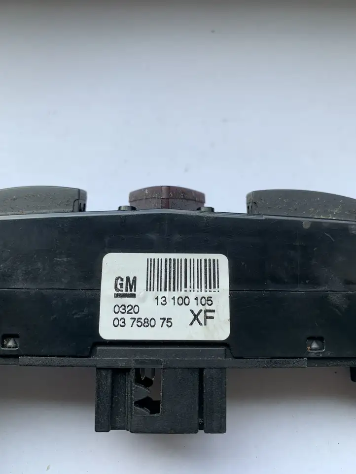 Opel Astra H (2004 - 2009) 13100105 Включатель аварийных фонарей — фото 3