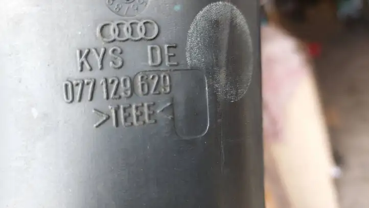 Audi A8 S8 D3 4E (2002 - 2005) 077129629 Трубка подачи воздуха — фото 3