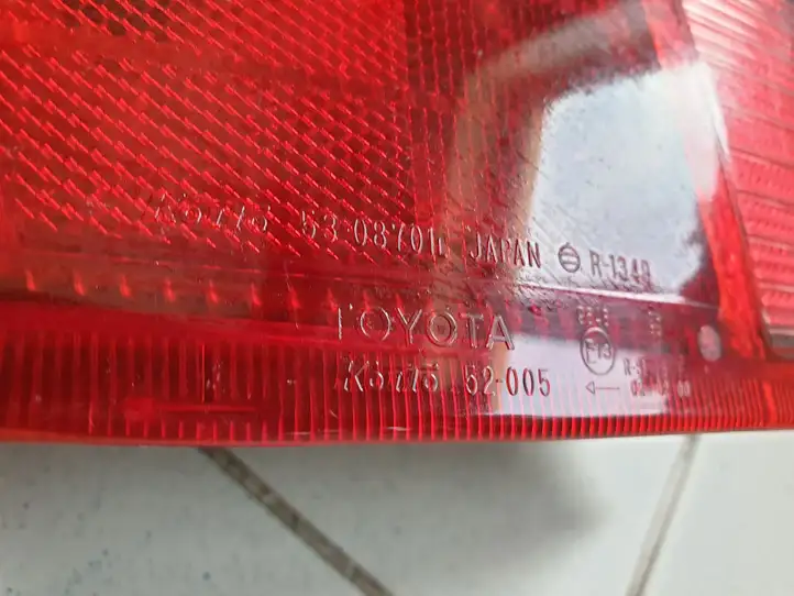 Toyota Yaris (1999 - 2003) 8156052120 Задний фонарь в кузове — фото 2