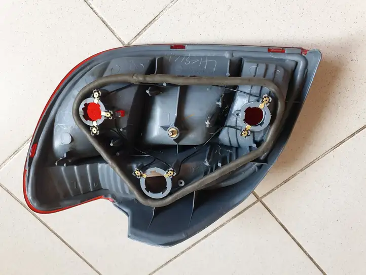 Toyota Yaris (1999 - 2003) 8156052120 Задний фонарь в кузове — фото 3