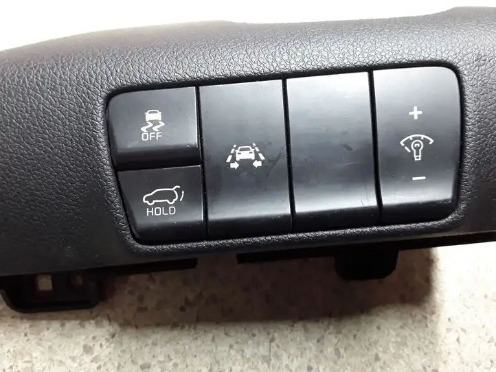 Kia Sportage (2016 - 2018) 93700F1720WK Блок кнопок на панели — фото 2