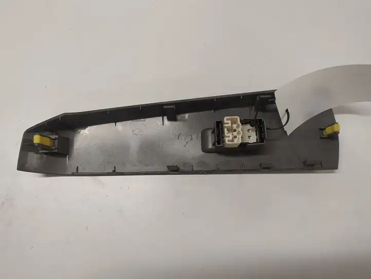 Toyota Prius (XW20) (2003 - 2009) 7423147080 Блок кнопок стеклоподъемников — фото 3