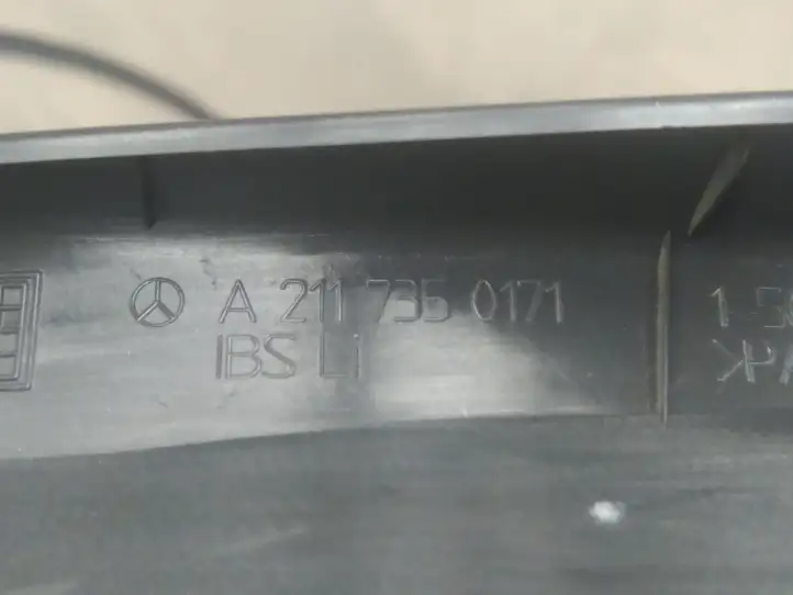 Mercedes-Benz E W211 (2002 - 2009) A2117350171 Накладка стекла задней двери — фото 2