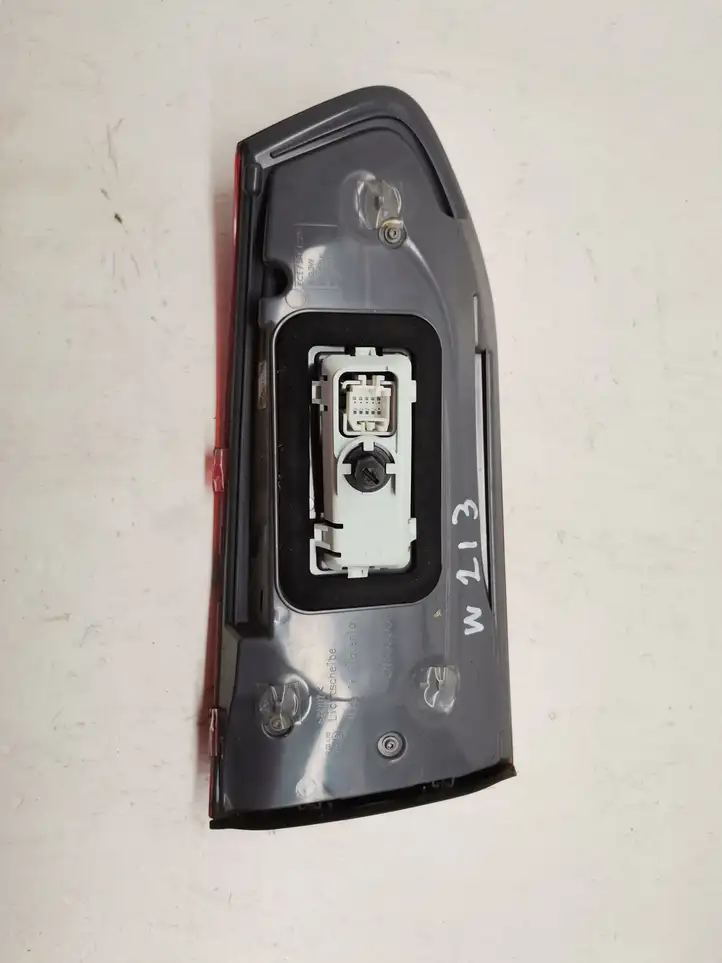 Mercedes-Benz E W213 (2016 - ) A2139069600 Задний фонарь в крышке багажника — фото 2