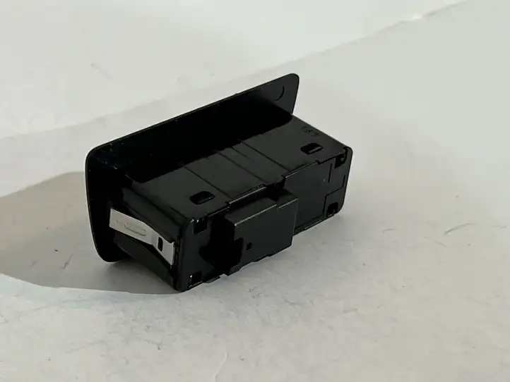 BMW X5 F15 (2013 - 2017) 6131927512102 Кнопка открытия задней двери — фото 2