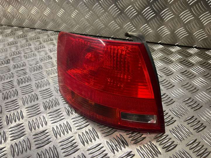 Audi A4 (2004 - 2009)  8E9945095E Задний фонарь в кузове