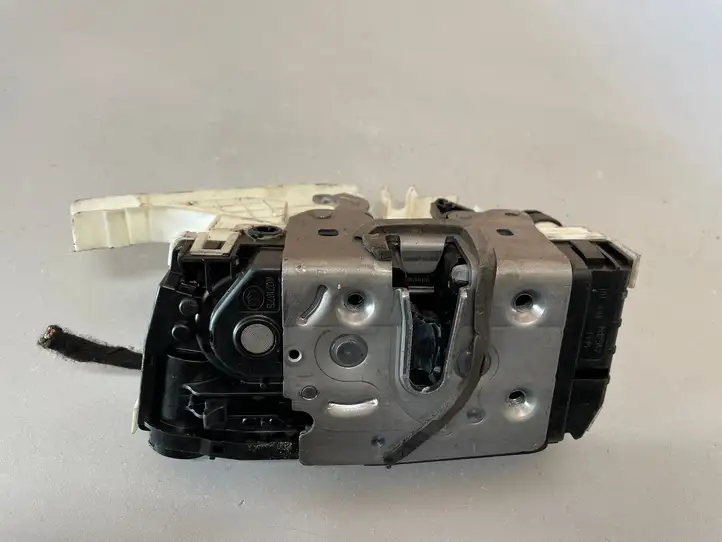 Mercedes-Benz A W176 (2012 - 2018) A2040085999 Замок задней двери — фото 2