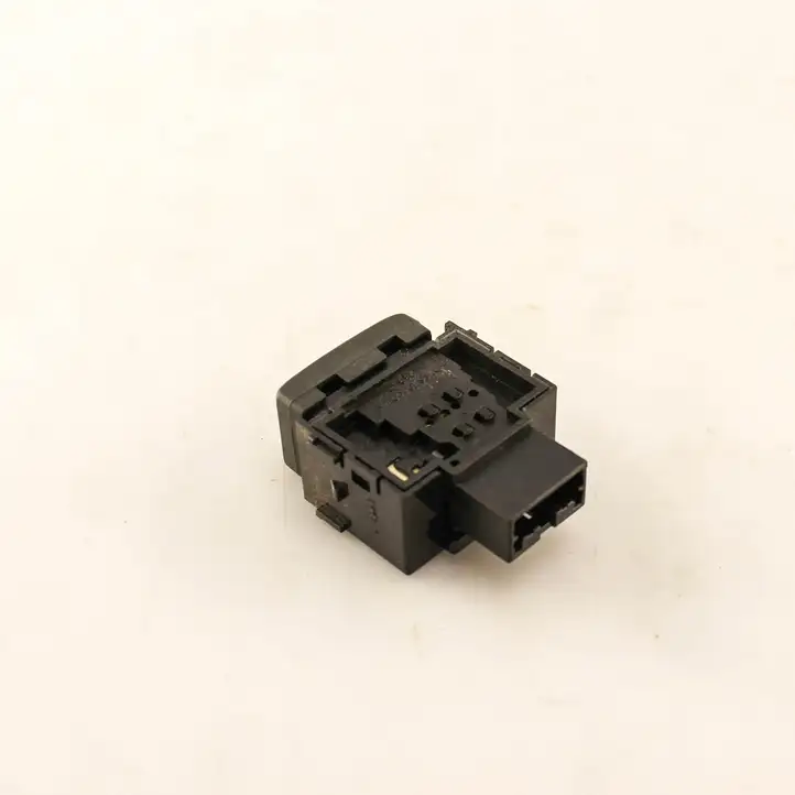 Nissan X-Trail T32 (2014 - 2021) 812051 Кнопка закрытия крышки багажника — фото 2