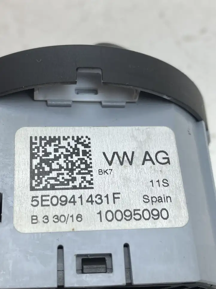 Skoda Octavia Mk3 (5E) (2013 - 2019) 5E0941431F Включатель фонарей — фото 3