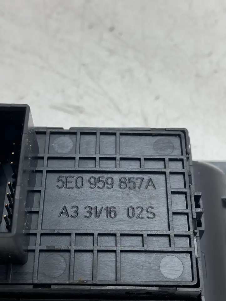 Skoda Octavia Mk3 (5E) (2013 - 2019) 5E0959857A Блок кнопок стеклоподъемников — фото 3