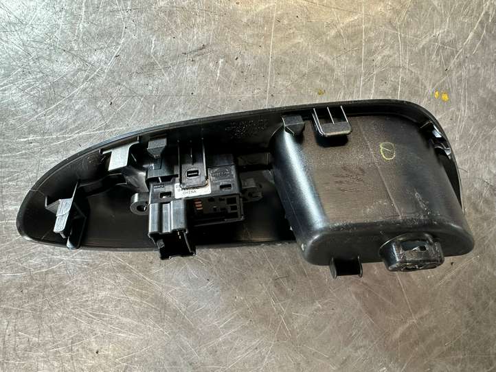 Nissan Juke I F15 (2010 - 2018)   Кнопка стеклоподъемников