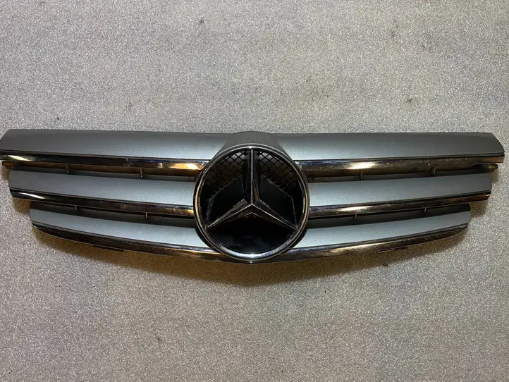 Mercedes-Benz CLK A209,C209 (2002 - 2009) a2098800123 Передняя решетка — фото 1