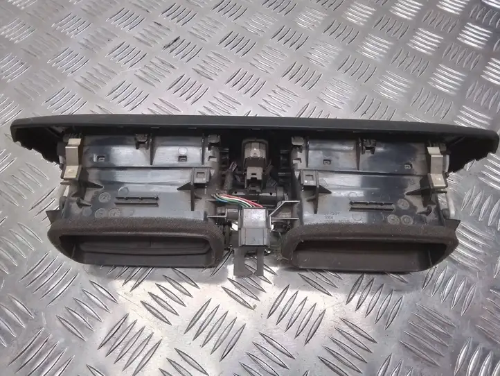 BMW 1 F20 F21 (2011 - 2019) 9207116 Центральный воздушный дефлектор — фото 2