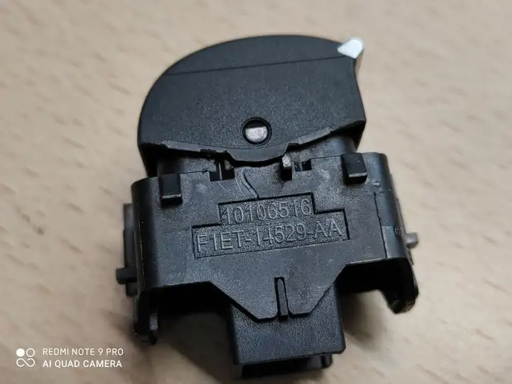 Ford Focus (2015 - 2019) F1ET14529AA Кнопка стеклоподъемников — фото 2