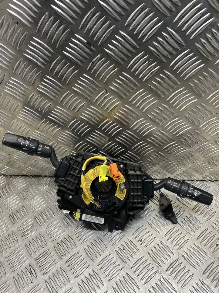Mazda 3 I (2003 - 2006) Z90X470765 Подрулевой переключатель — фото 1