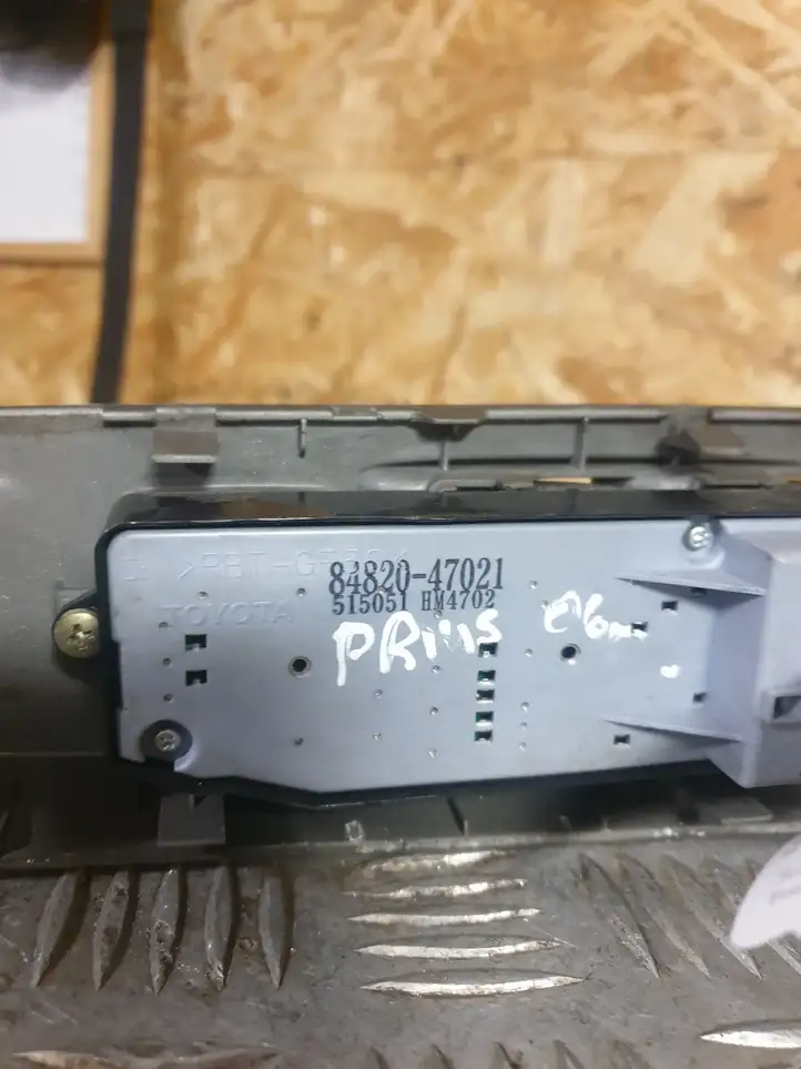 Toyota Prius (XW20) (2003 - 2009) 8482047021 Блок кнопок стеклоподъемников — фото 3