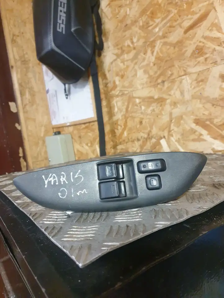 Toyota Yaris (1999 - 2003) Кнопка стеклоподъемников — фото 1