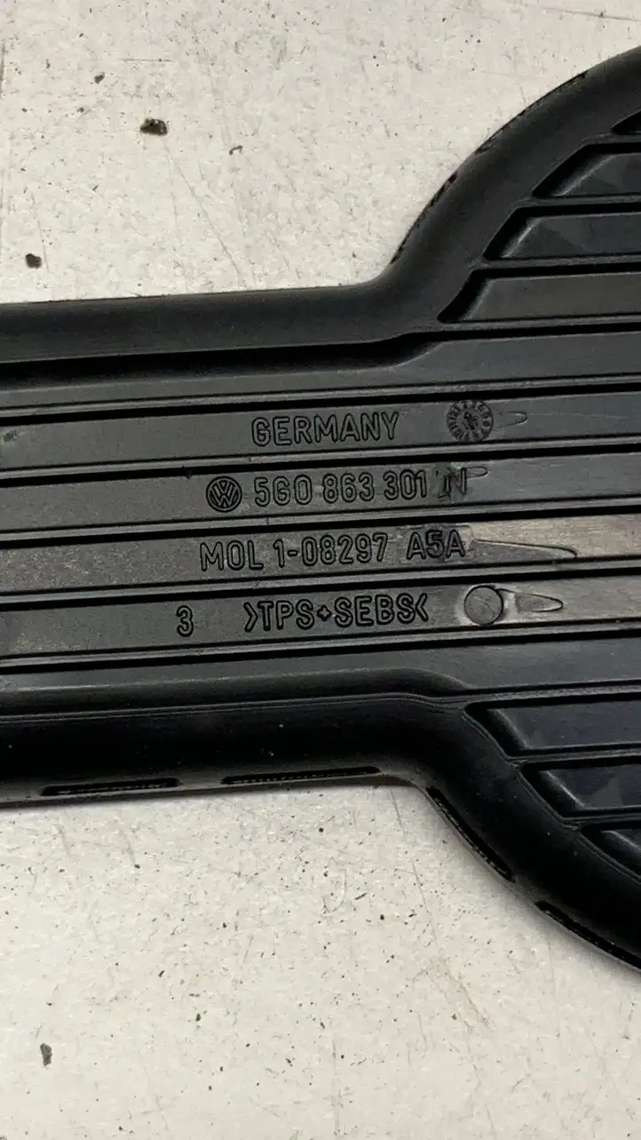 Volkswagen Golf VII (2013 - 2019) 5G0863301N Коврик выдвижного ящика — фото 5