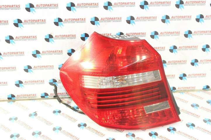 BMW 1 E81 E87 (2004 - 2011)  7181297 Задний фонарь в кузове