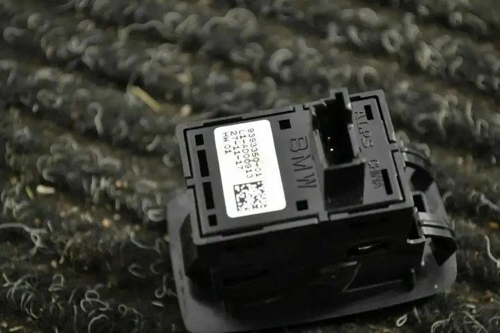 BMW 5 G30 G31 (2016 - ) 9393350 Другие включатели / ручки/ переключатели — фото 2