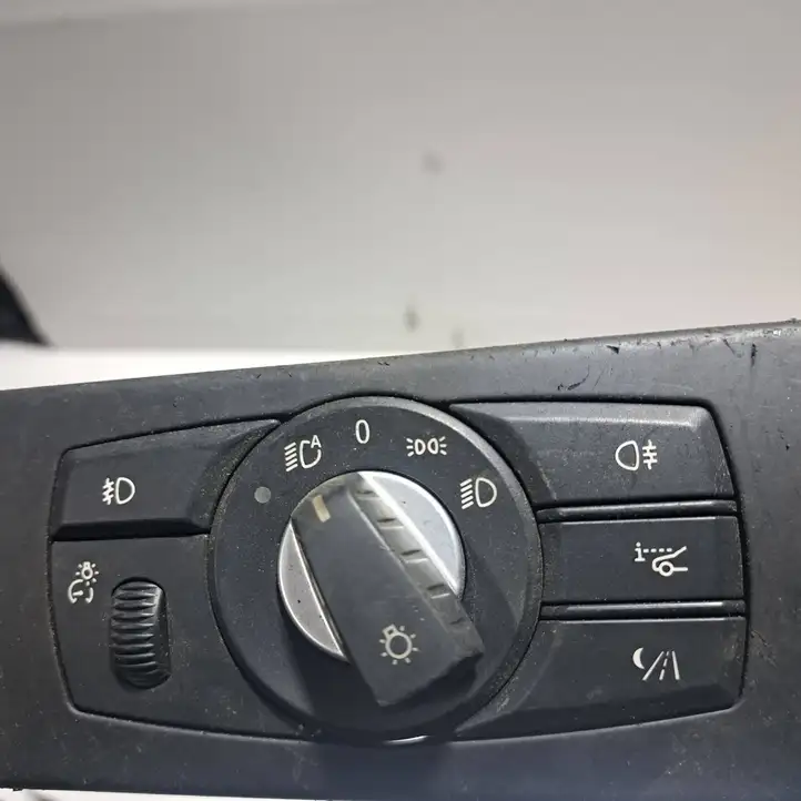 BMW 5 E60 E61 (2004 - 2010) 6988558 Включатель фонарей — фото 3