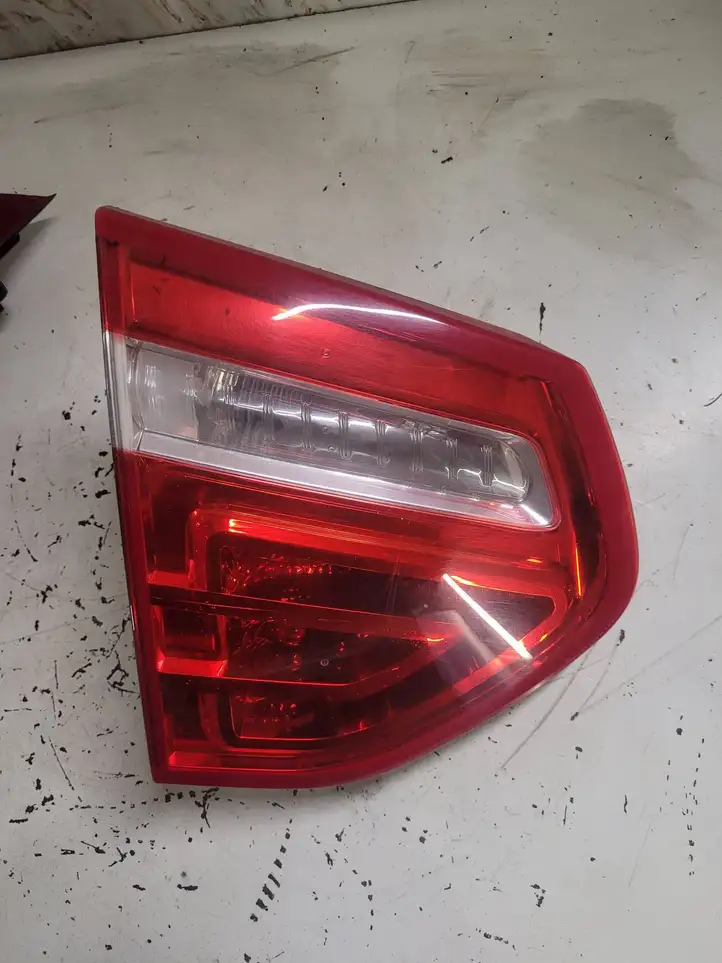 Citroen C4 I Picasso (2006 - 2013) 9653547777 Задний фонарь в крышке багажника — фото 1