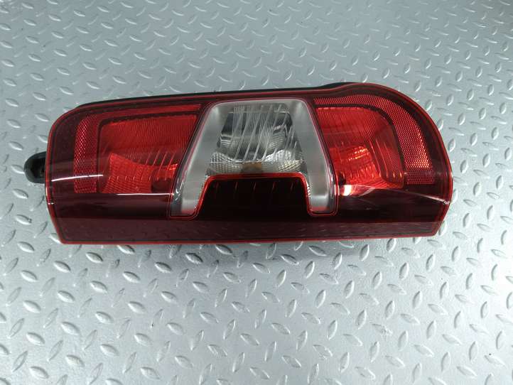 Toyota ProAce Verso (2016 - )  9819235880 Задний фонарь в кузове