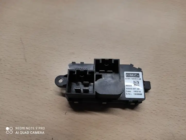 Ford Focus (2015 - 2019) AV6N19E624AB Реле вентилятора печки салона — фото 2