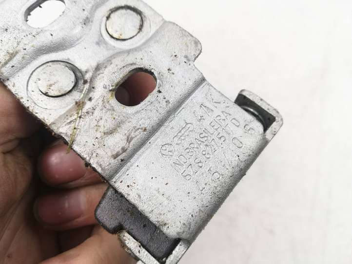 Volkswagen Fox (2009 - 2011)  5Z6827517D Петля замка задней двери
