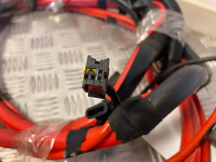 BMW X3 E83 (2003 - 2010)  690874504 Узел подключения плюсовых проводов