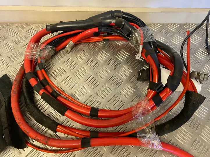 BMW X3 E83 (2003 - 2010)  690874504 Узел подключения плюсовых проводов