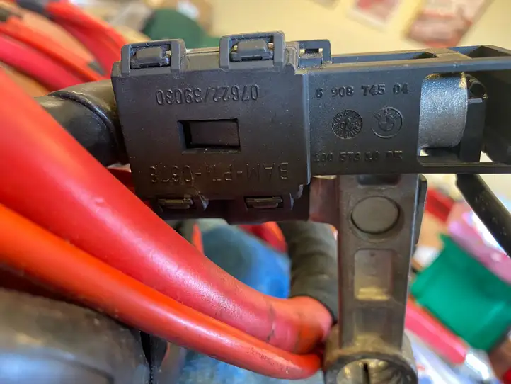 BMW X3 E83 (2003 - 2010)  690874504 Узел подключения плюсовых проводов