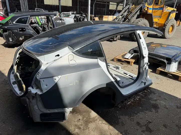 Tesla Model 3 (2017 - 2023) Задняя часть кузова — фото 6