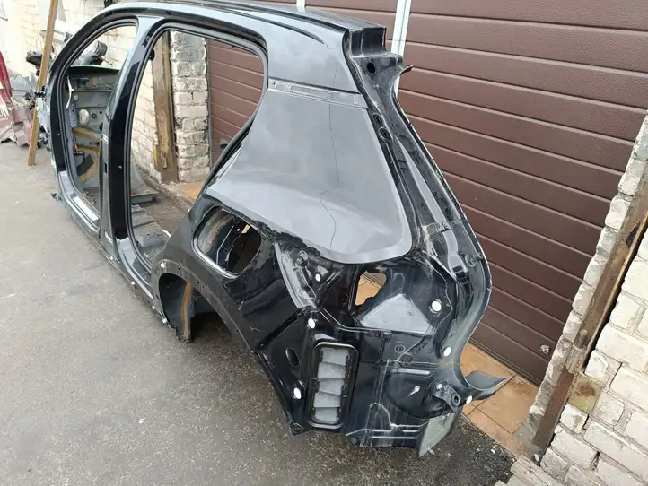 Volvo XC40 (2017 - ) Боковина кузова — фото 3