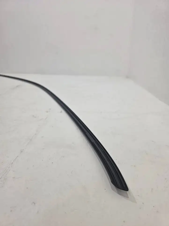 Bentley Bentayga (2015 - )  36A853985A Отделка (молдинг) передней двери