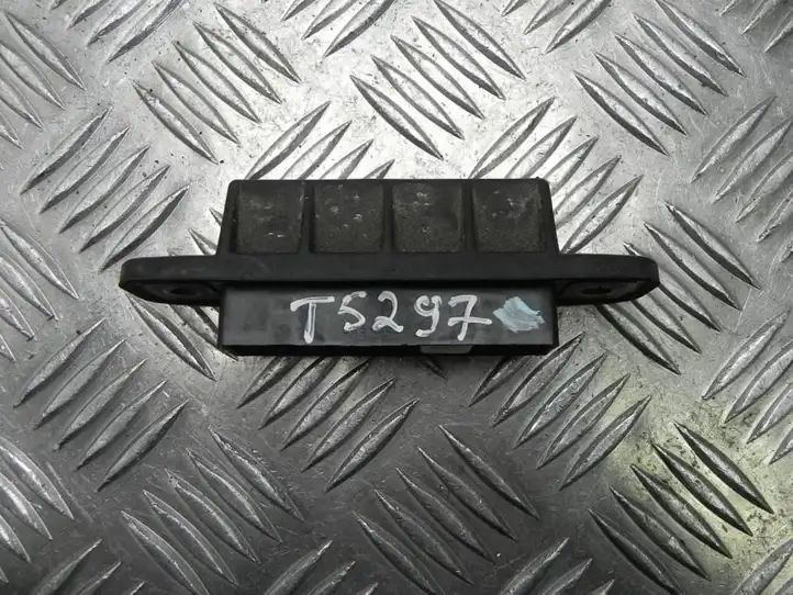 Toyota Yaris (2012 - 2014) 9655E39 Кнопка закрытия крышки багажника — фото 2
