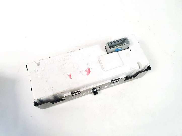 Renault Clio III (2005 - 2012)  8200837117 Экран/ дисплей / маленький экран